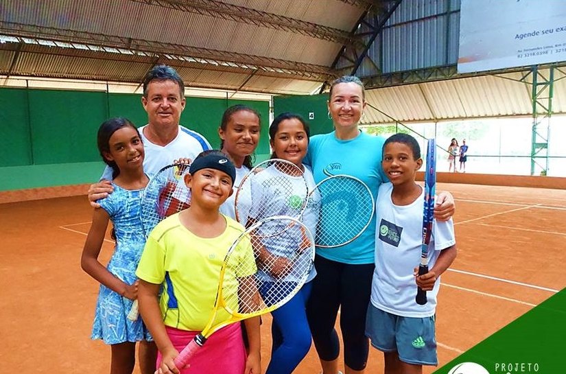 Alunos da Barra de São Miguel se destacam em circuito de tênis