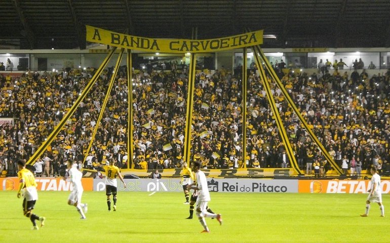 Criciúma aproveita o fator casa, bate Sampaio Corrêa e se reabilita na Série B