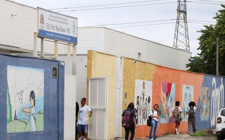 Lula critica salário 'merreca' dos professores e propõe incentivo