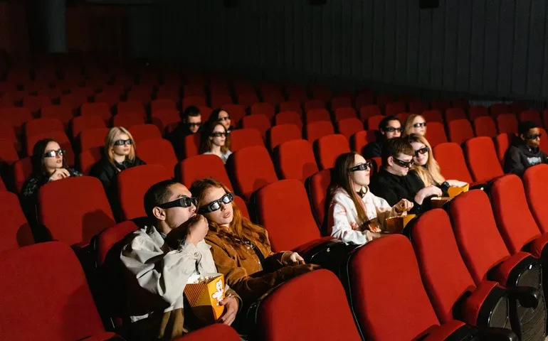 'Divertimento' emociona, mas é protocolar