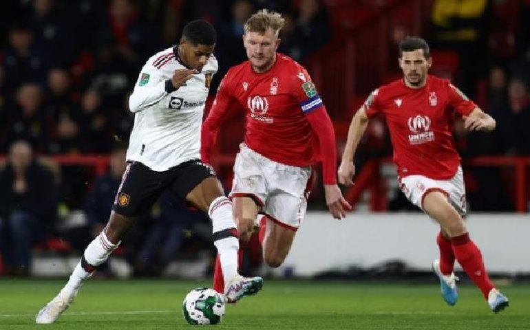 Manchester United faz três no Nottingham e fica perto da final da Copa da Liga