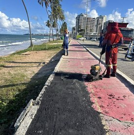 Infraestrutura recupera trechos danificados do calçadão na orla de Jacarecica