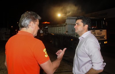 Prefeito Rui Palmeira vistoria serviços de pavimentação no Feitosa