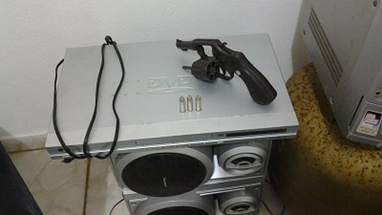 PM detém mulher por posse ilegal de arma de fogo