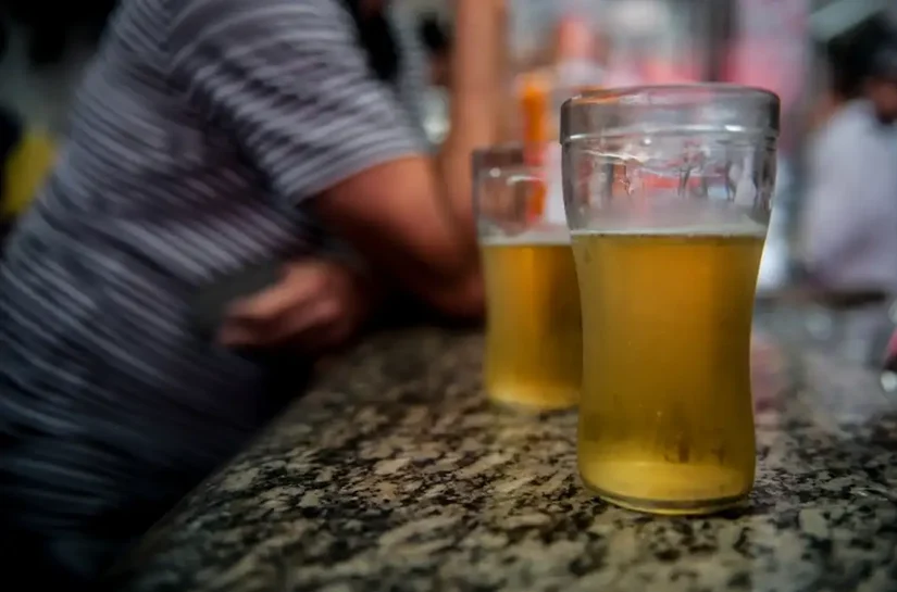 Bebeu cerveja? Cuidado, você pode atrair mosquitos, revela estudo