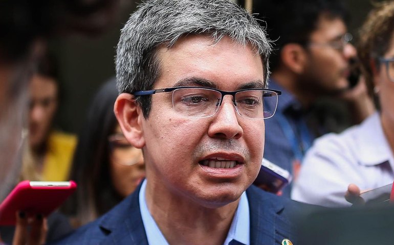 Randolfe diz que pedirá inquérito sobre tentativa de golpe por Bolsonaro