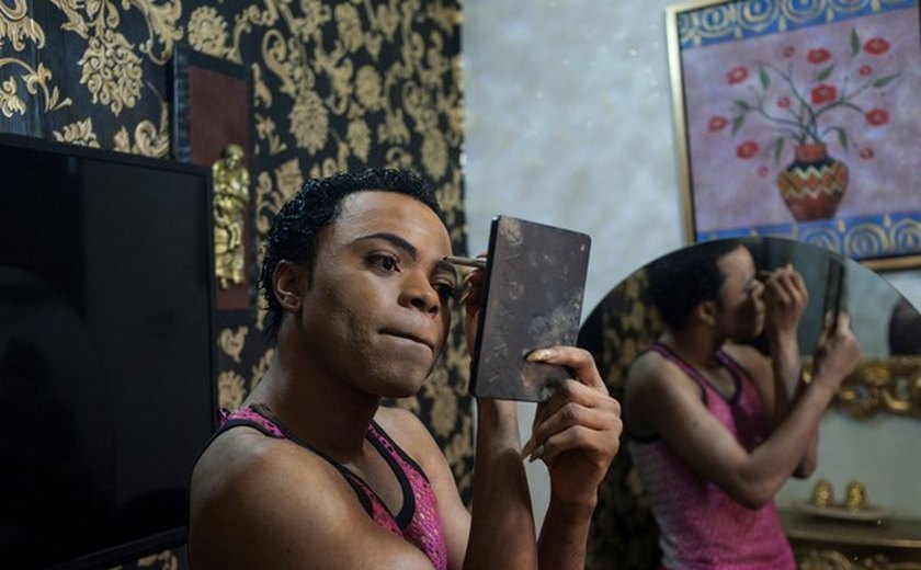 Travesti vira astro nas redes sociais e defensor dos direitos gays na Nigéria