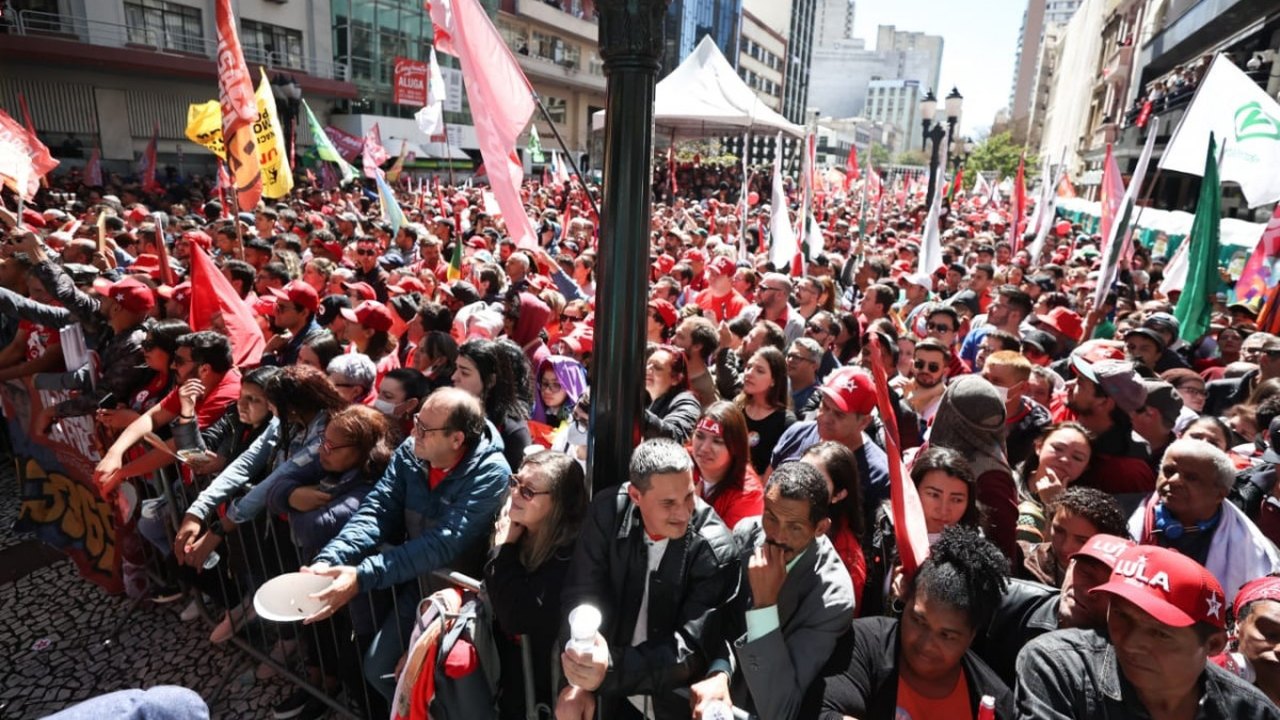 Comício de Lula em Curitiba é transmitido ao vivo nas redes