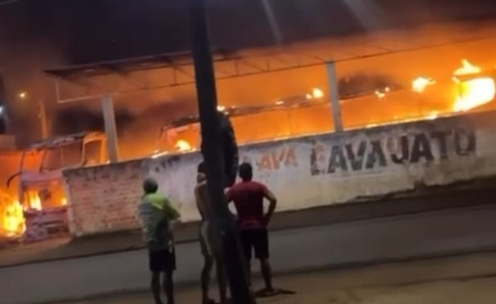 incêndio destrói três veículos estacionados em garagem no interior de Alagoas incêndio destrói três veículos estacionados em garagem no interior de Alagoas