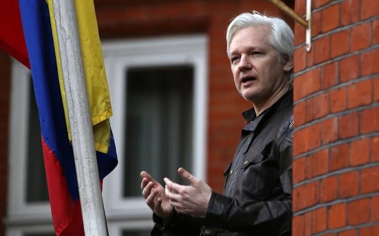 Assange concorda em se declarar culpado em troca de liberdade, encerrando impasse com os EUA