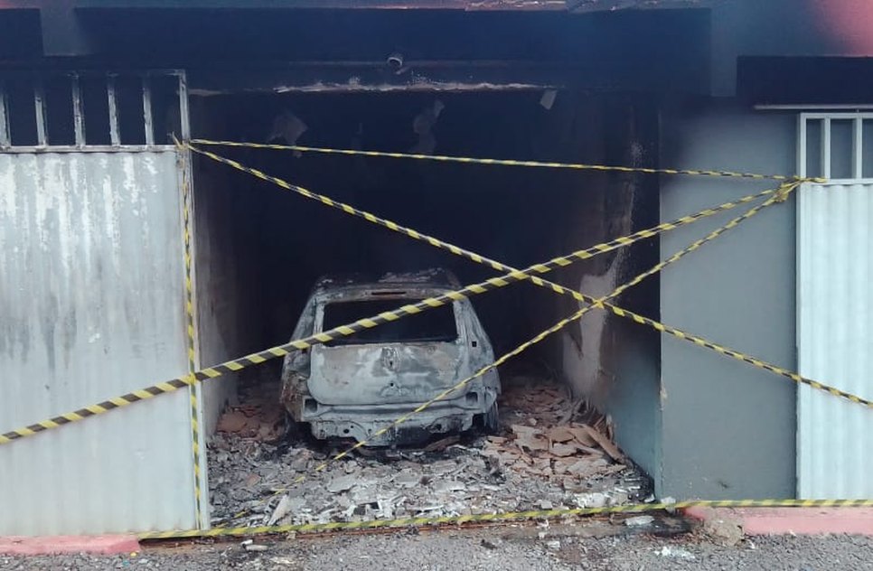 carro pega fogo dentro de motel