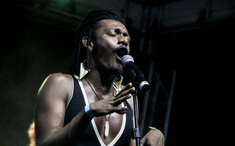 Em estreia de turnê solo, Liniker se consagra como uma cantora completa