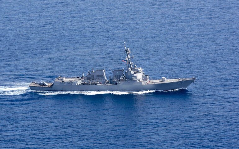 Destróier dos EUA aproximou-se de águas controladas pelo Irã no golfo de Omã, relata mídia