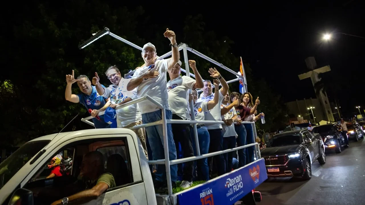 Renan Calheiros percorre Arapiraca com apoio do prefeito Luciano Barbosa
