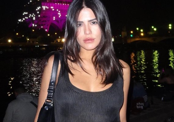 Antonia Morais mostra mansão da família em Brasília, com móvel de Niemeyer