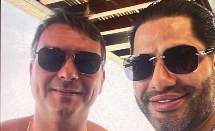 Flávio Bolsonaro e "Sicário" de Daniel Vorcaro em foto divulgada pelo ICL