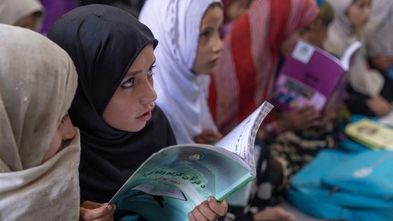 Unesco: Afeganistão tem 1,4 milhão de meninas proibidas de frequentar escolas