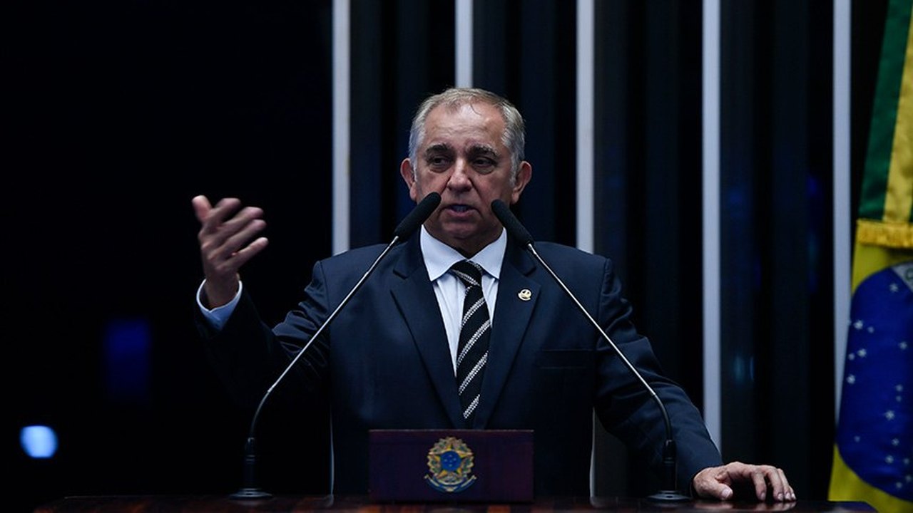 Izalci cobra cumprimento de acordo para reajuste de policiais e bombeiros do Distrito Federal