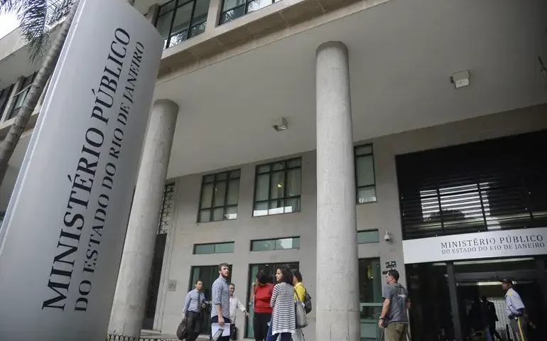 Turista americano que espancou namorada na Zona Sul do Rio é denunciado pelo MPRJ e vira réu