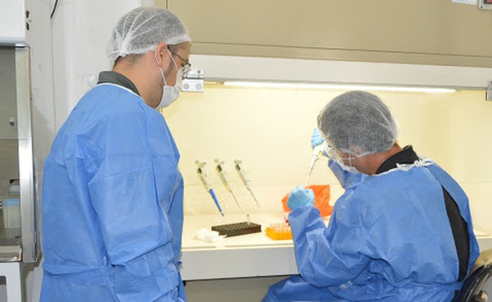 Laboratório realiza testes para diagnosticar o coronavírus