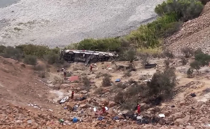O ônibus despencou até o leito do rio Ocoña