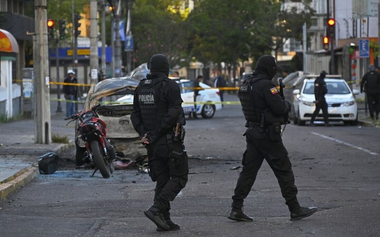 Megarrebelião no Equador: agentes são mantidos reféns, e prisões após ataques com carros-bomba elevam tensão no país