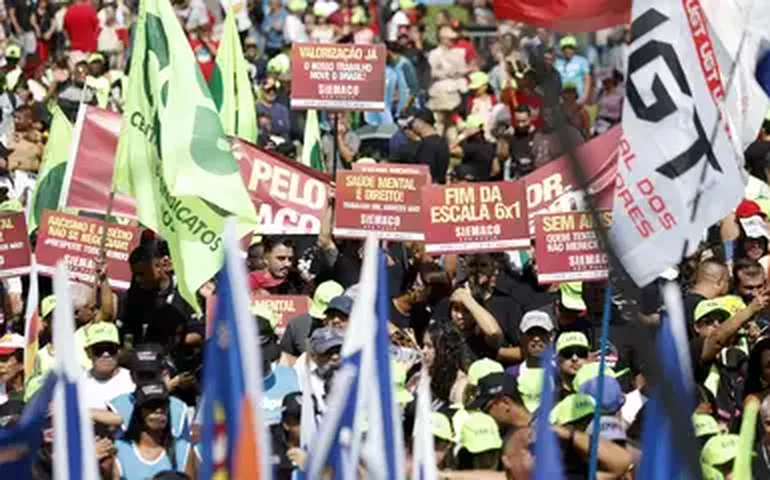 Movimentos sociais fazem ato 'combativo' em SP pelo Dia do Trabalhador