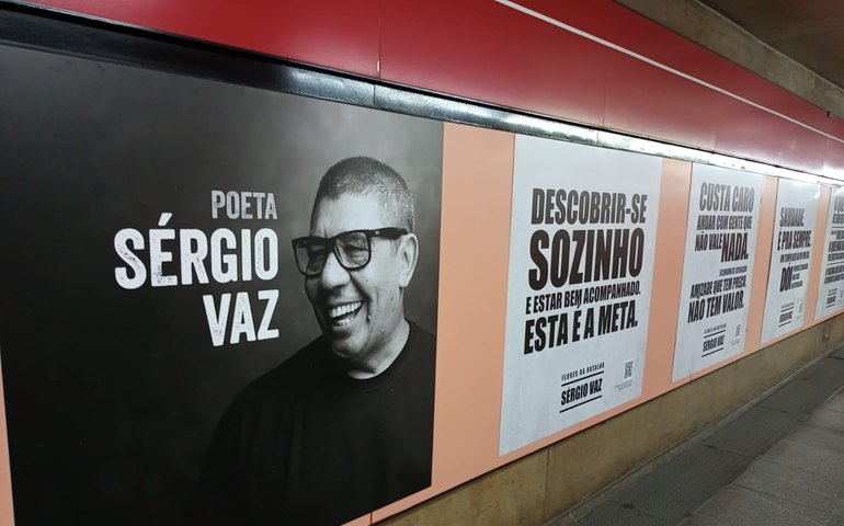 Versos do poeta Sérgio Vaz são espalhados pelas estações do metrô de São Paulo