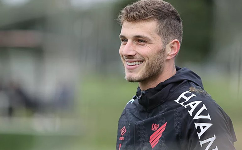 Bento acredita em grande jogo do Athletico-PR: ‘Jogaremos com raça e dedicação’