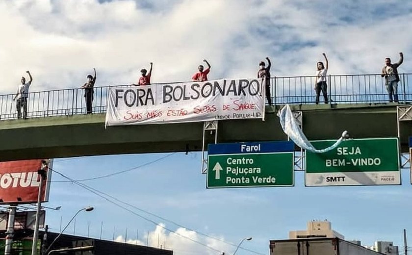 UP realiza ato relâmpago e põe faixa &#8220;Fora Bolsonaro: suas mãos estão sujas de sangue&#8221; em Maceió