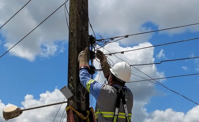 Funcionário faz manutenção em rede de energia