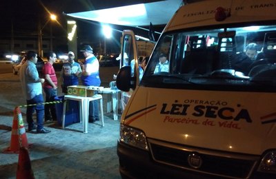 Lei Seca flagra 12 inabilitados e recolhe 5 CNHs, em Maceió