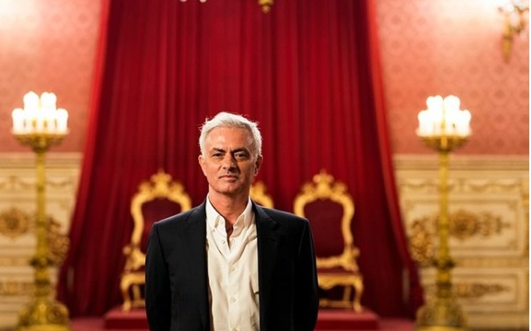 Torcida do São Paulo faz campanha por José Mourinho no lugar de Carpini nas redes sociais