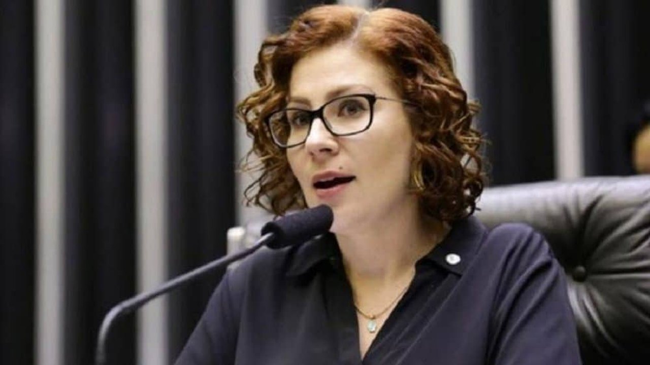 Carla Zambelli é diagnosticada com covid após internação no DF