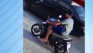 Acusado de cometer o crime foi flagrado por câmeras de segurança pilotando a motocicleta. / Foto: Imagem: Reprodução/TV Atalaia