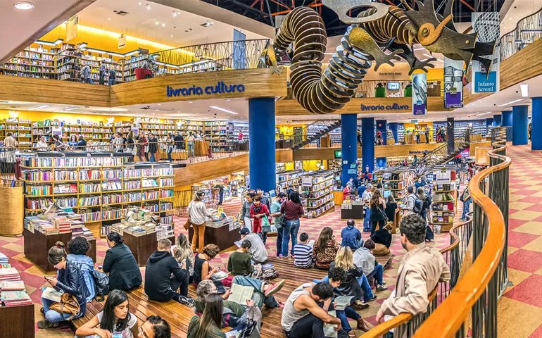 Cultura aposta em teatro e parcerias com editoras para atrair público