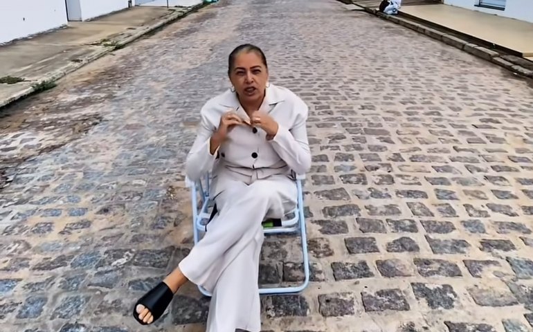 Revoltada, vice-prefeita de Palmeira Sheila Duarte ameaça recolher lixo acumulado na cidade e despejar na porta da prefeitura