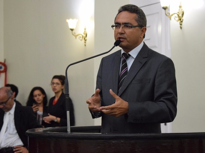Francisco Tenório mostra preocupação com aumento dos casos de microcefalia