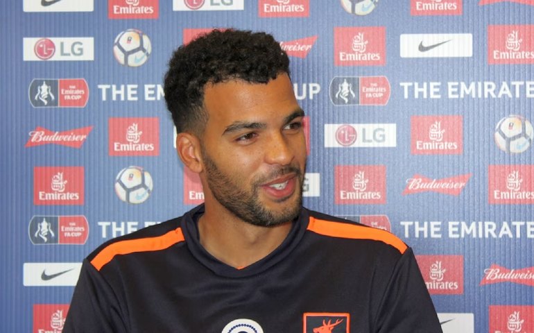 Ex-Chelsea larga futebol, vive na rua, e sofre com alcoolismo: 'Tento seguir em frente'