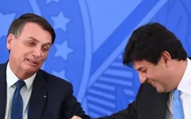 Cumprimento de cotovelo quebra tensão em posse de novo ministro da Saúde