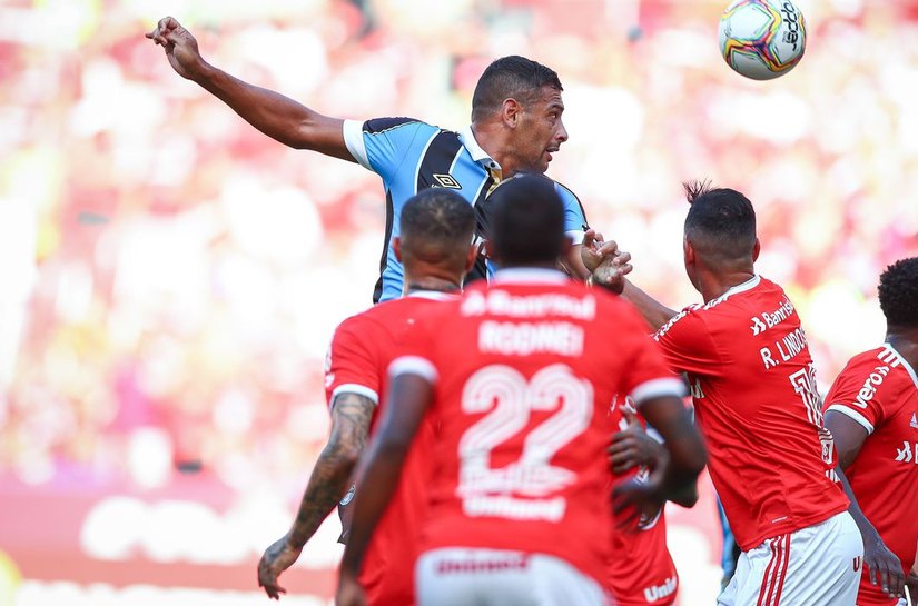 Cabeceios no futebol podem elevar risco de trauma craniano