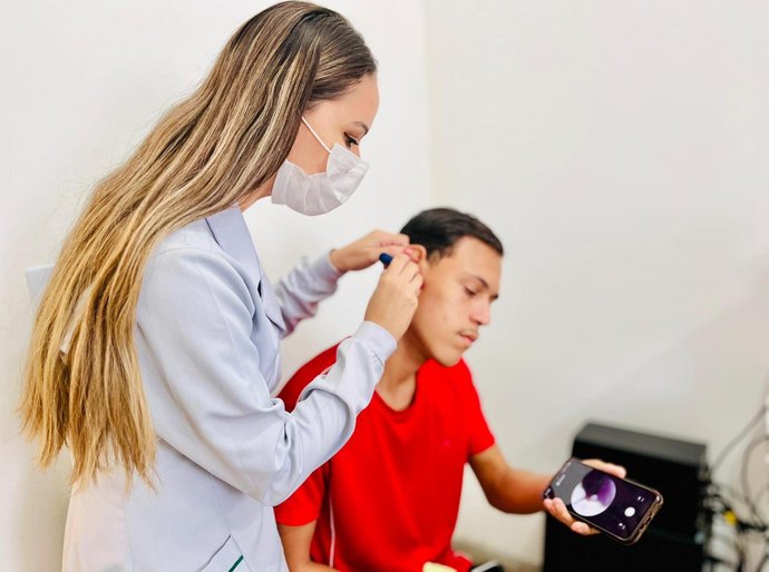 Médico do Hospital Dr. Ib Gatto Falcão destaca a importância do cuidado com a saúde auditiva