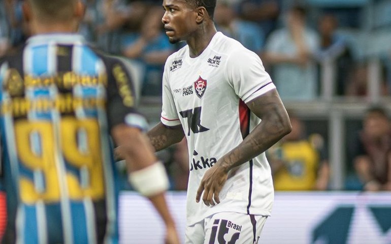 Grêmio supera o Vitória, cola no G-5 do Brasileirão, mas perde Marlon com fratura no tornozelo