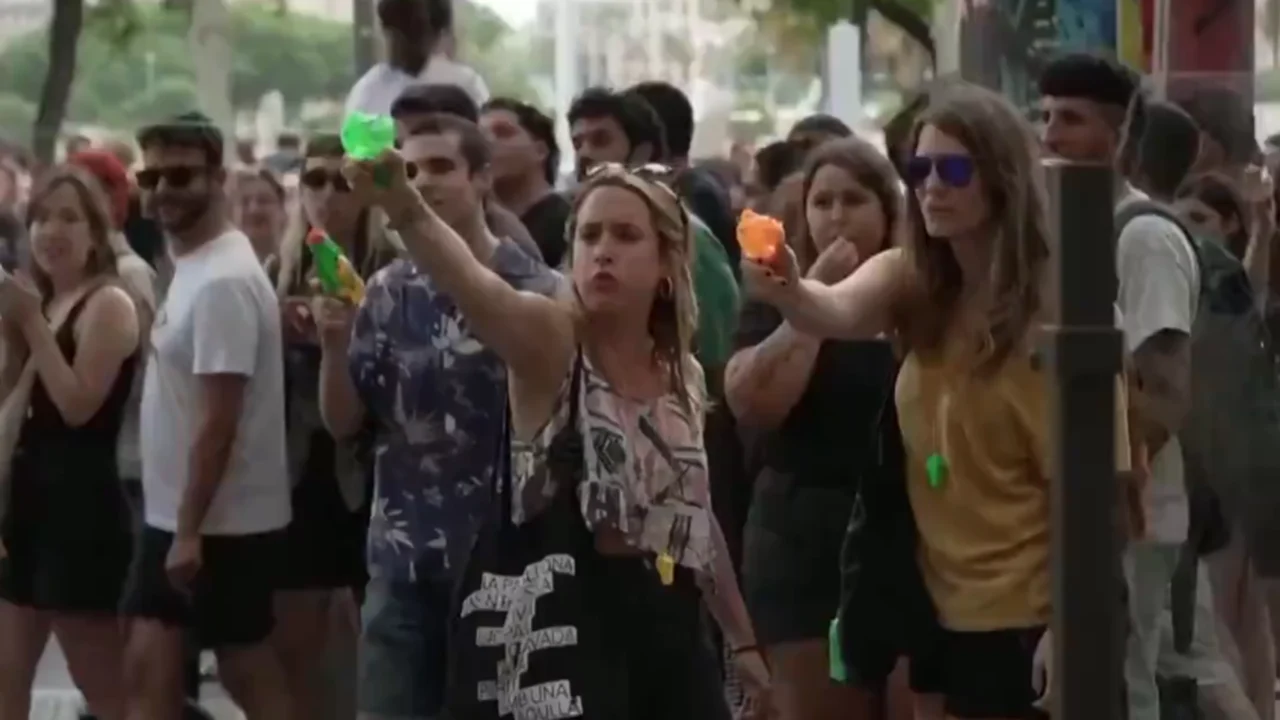 'Turismofobia': Profundo fenômeno está por trás dos 'ataques' com pistolas d'água aos turistas em Barcelona