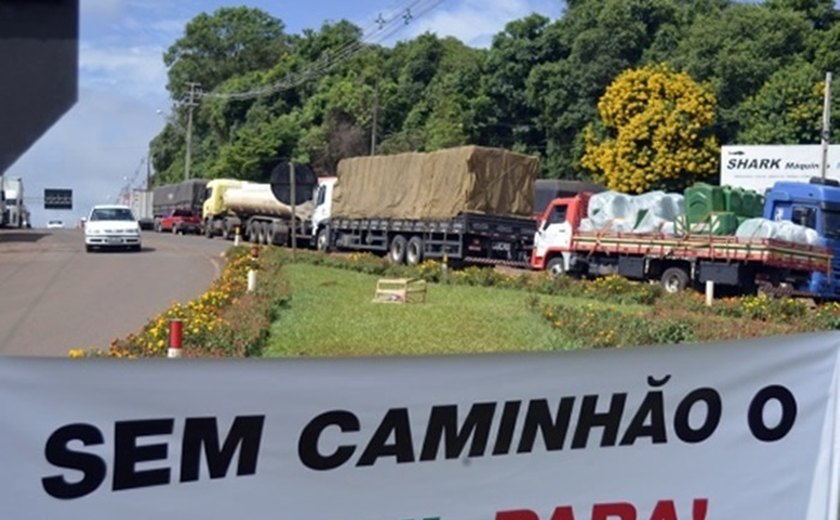 Greve de caminhoneiros obriga escolas a suspender aulas no Vale do Paraíba