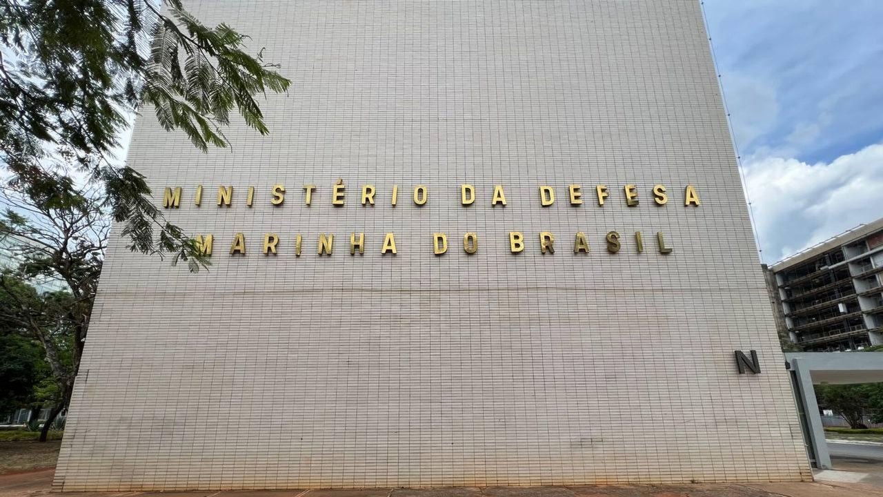 Lula inclui Defesa em plano de corte de gastos, mirando previdência dos militares, diz mídia