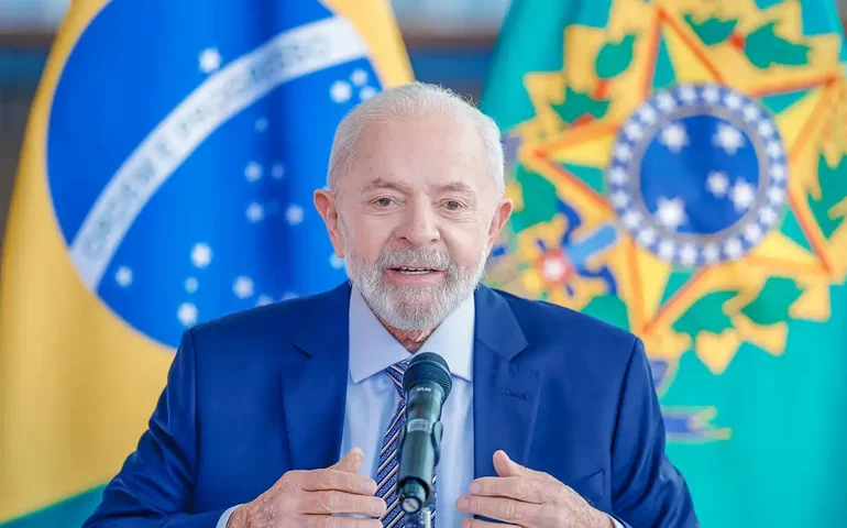 Após cinco horas no ar, avião de Lula pousa no México