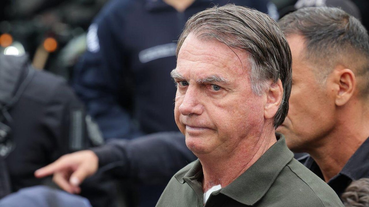 Polícia Federal realiza buscas em casa de Bolsonaro