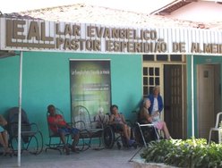 Leal completa 26 anos e agradece a Deus com festa e presença de ex-colaboradores