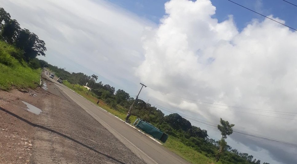 Carreta carregada de frutas tomba em Nossa Senhora do Socorro